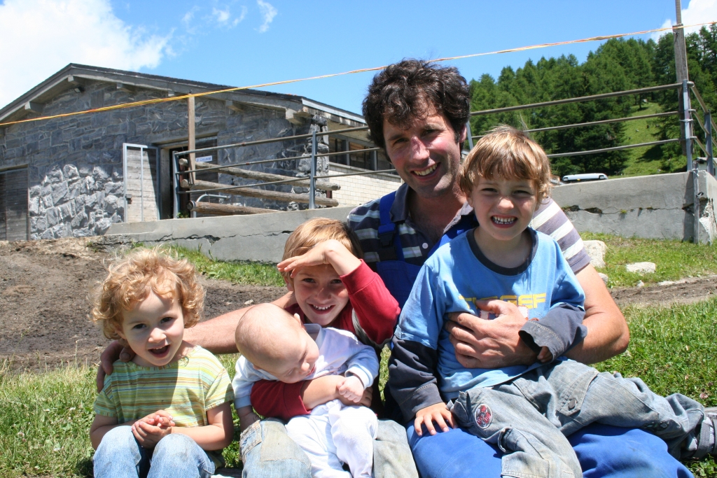 Familienfoto auf der Alp